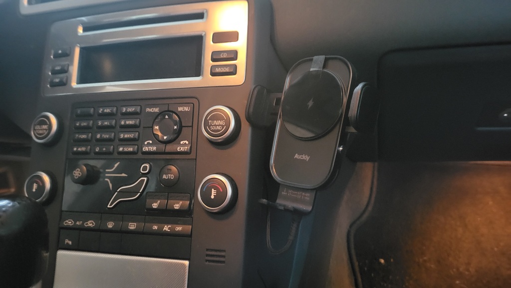 Volvo V70 (P3) and C30 Phoneholder holder.