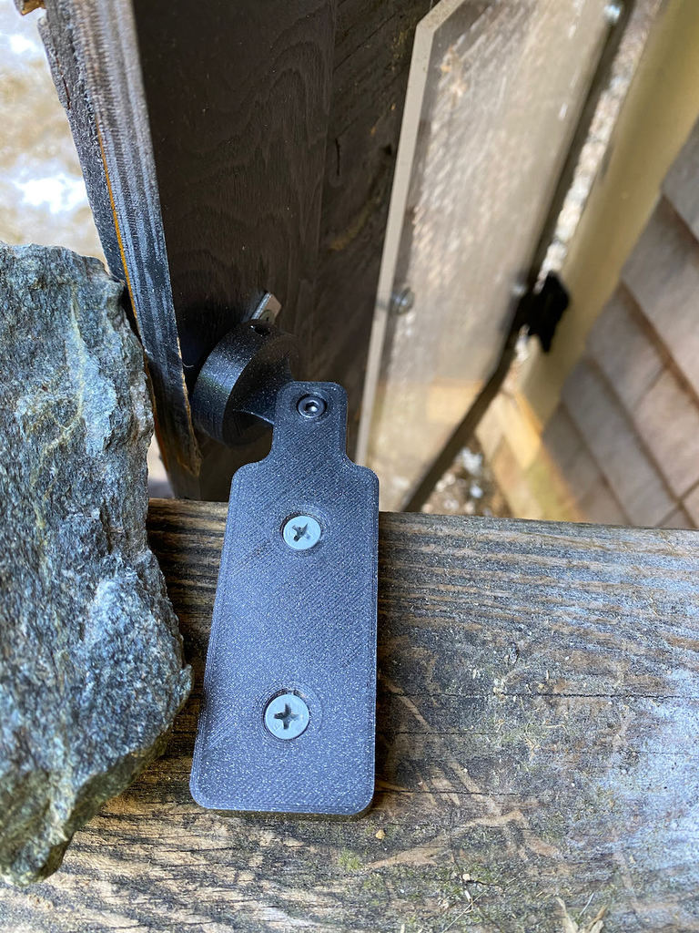 Magnetic door latch