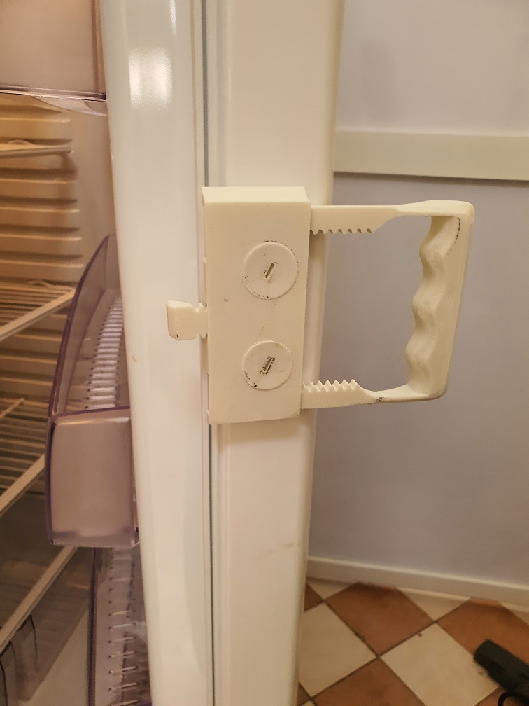 Refrigerator door handle / lever