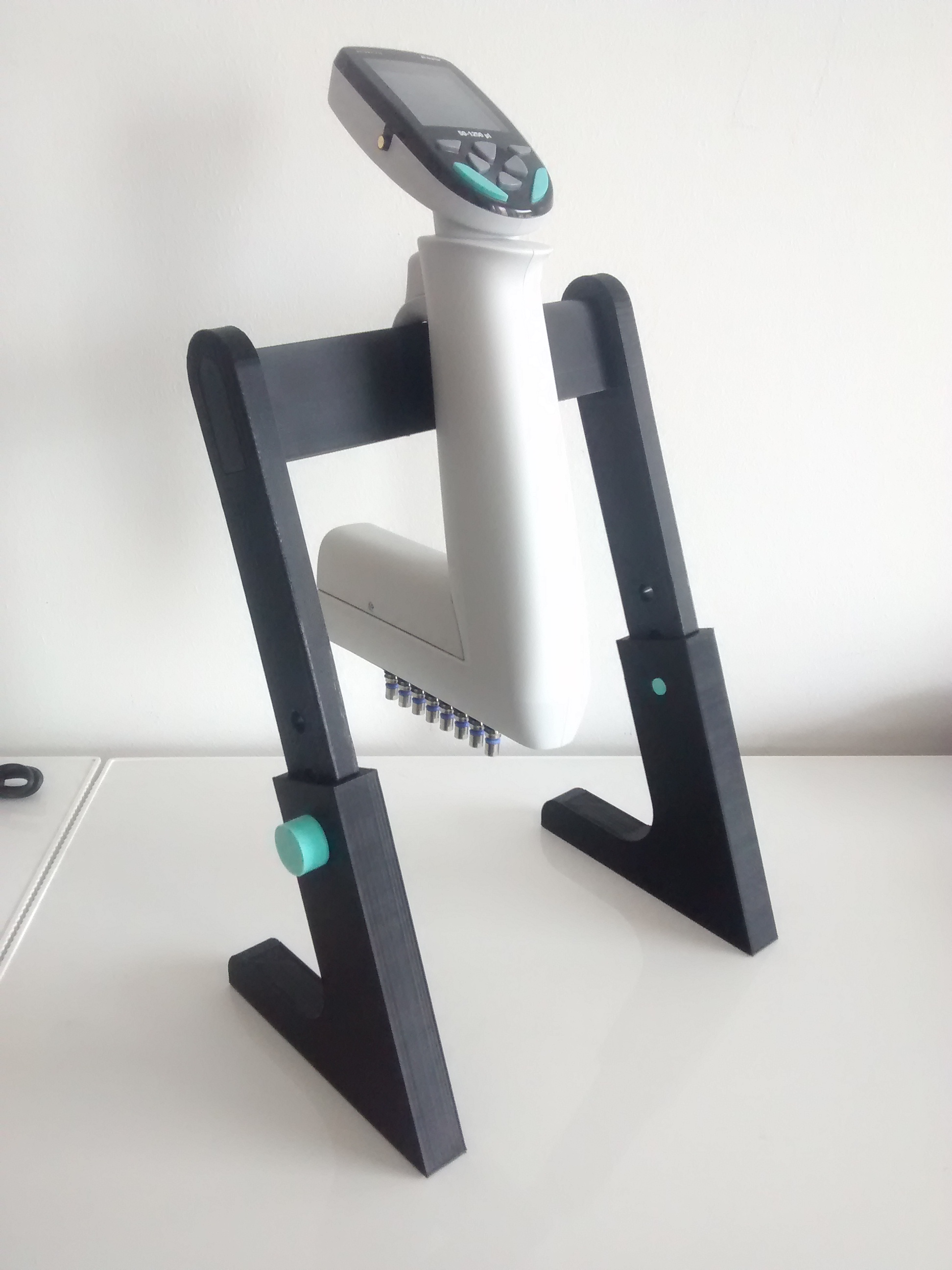 Height adjustable pipette stand