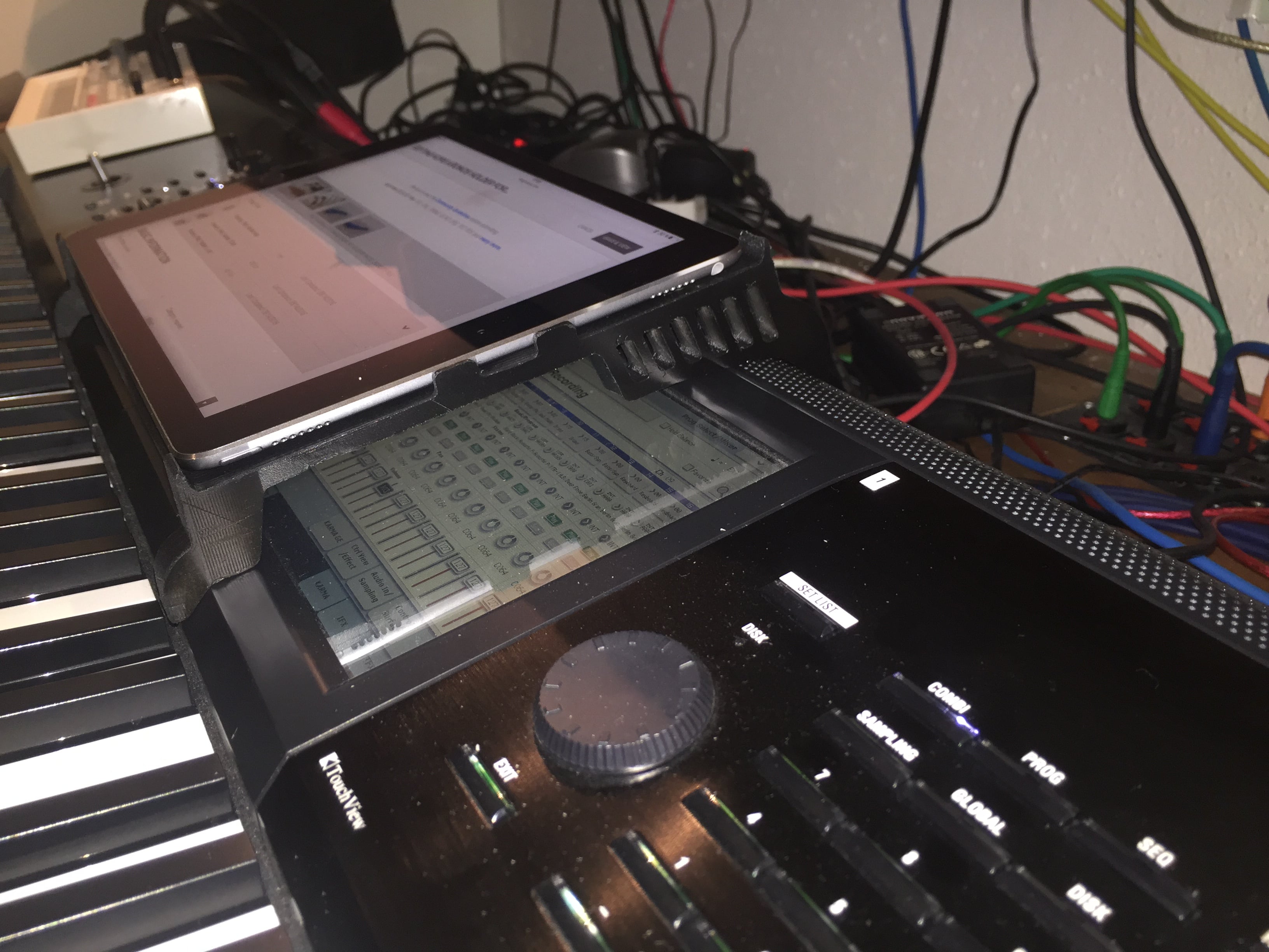 Korg Kronos holder for iPad Pro 9.7"
