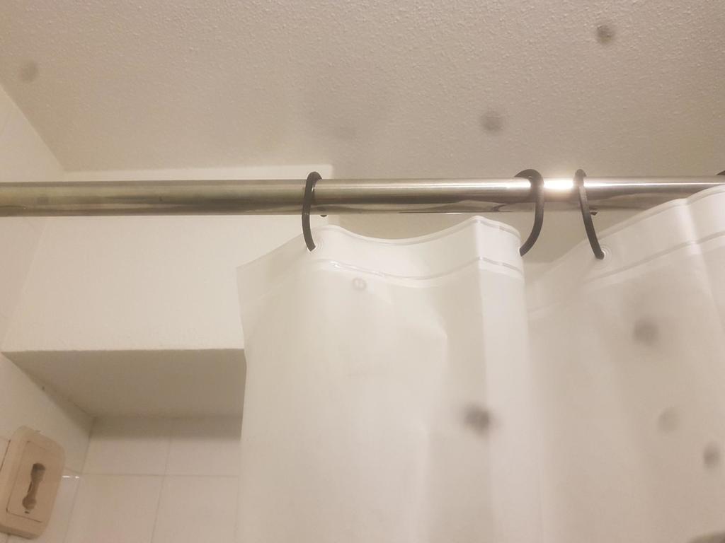  Shower curtain ring/  Anneau pour rideau de douche