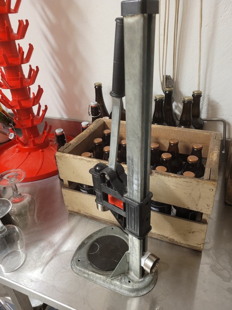Crimper head holder for beer capping machine