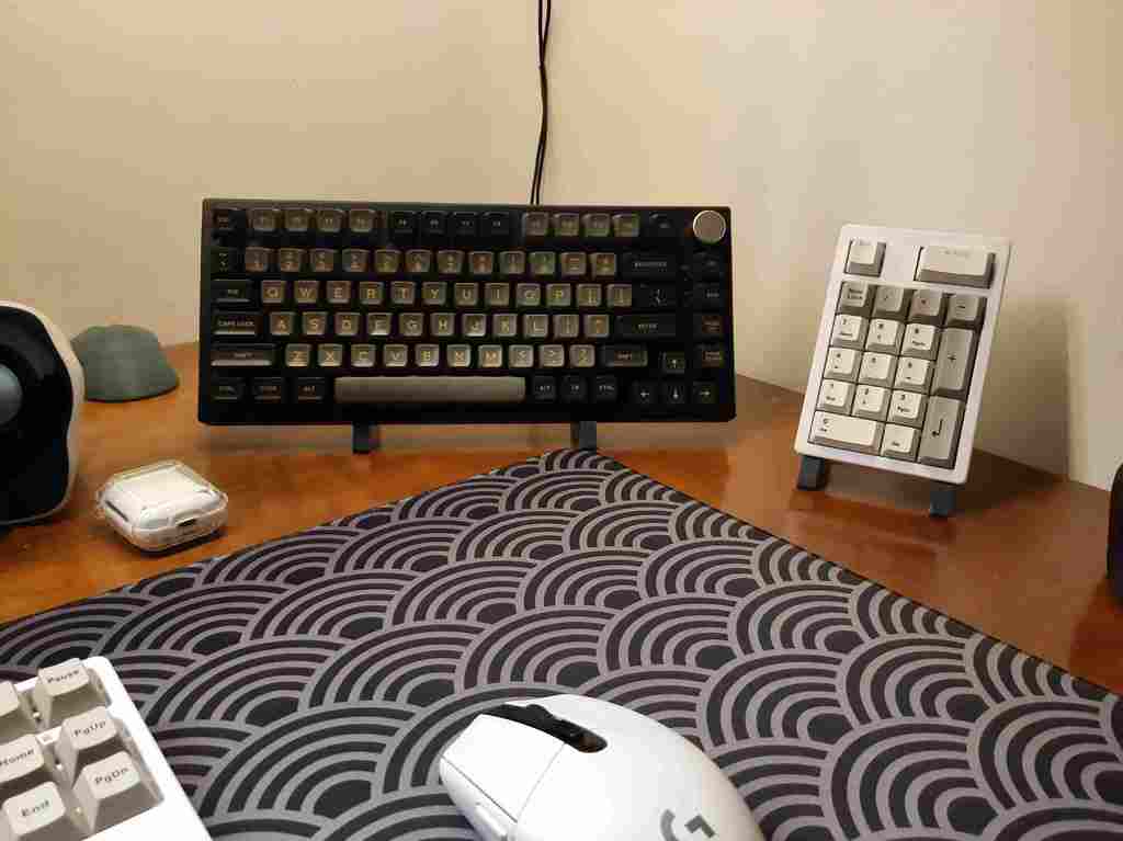 Keyboard stand and numpad stand