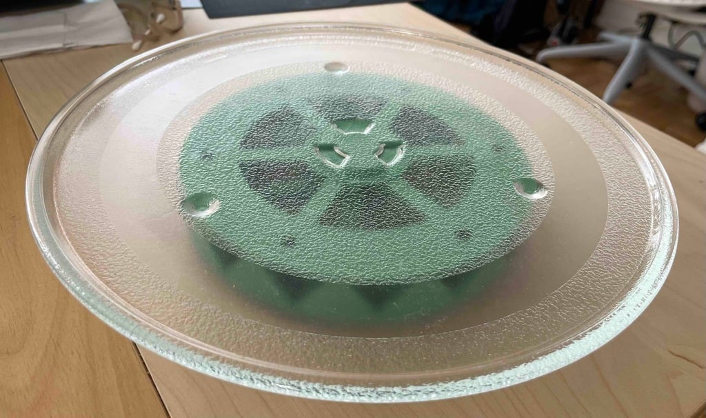 Cake turntable add-on fits microwave plate