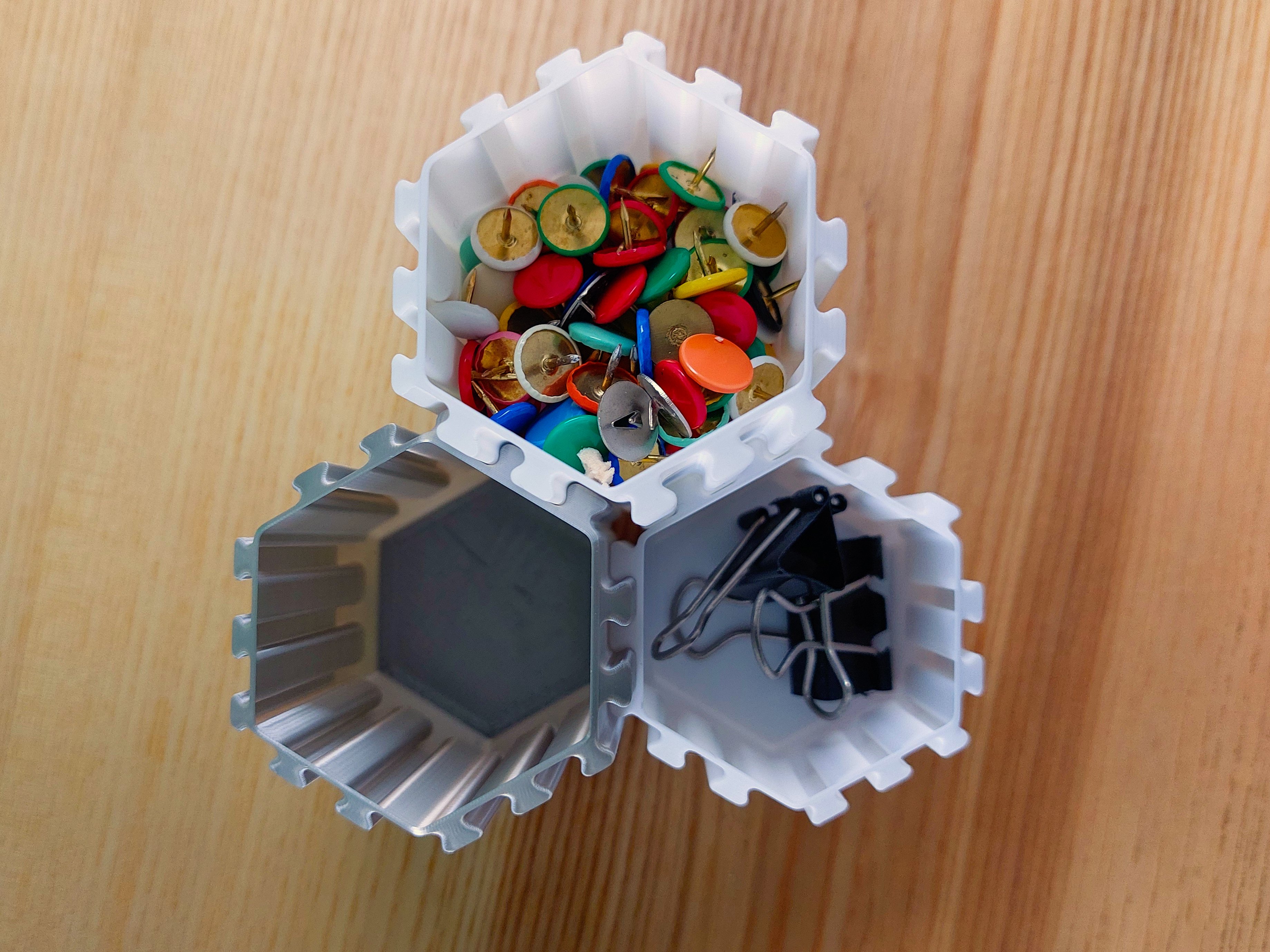 Interlocking and stackable honeycomb containers