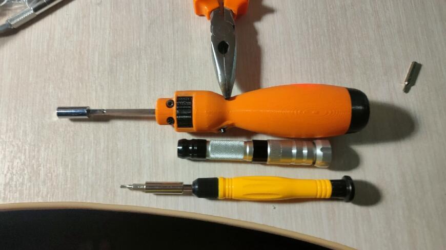 Small electric screwdriver with torque control