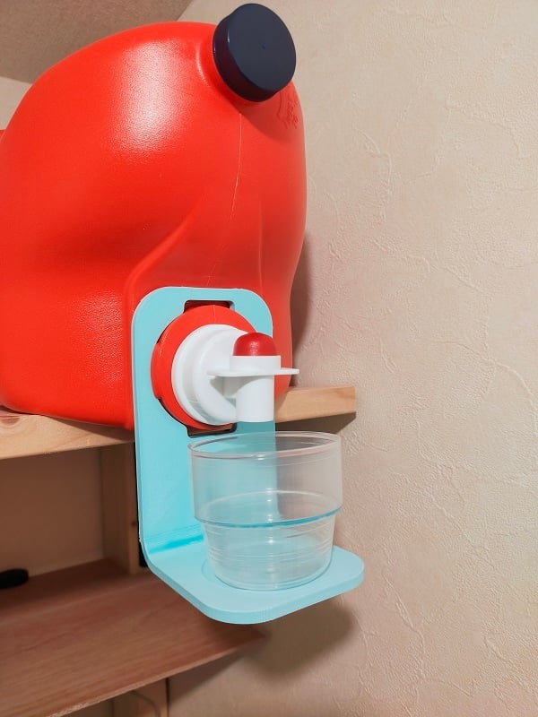 Laundry detergent cup holder