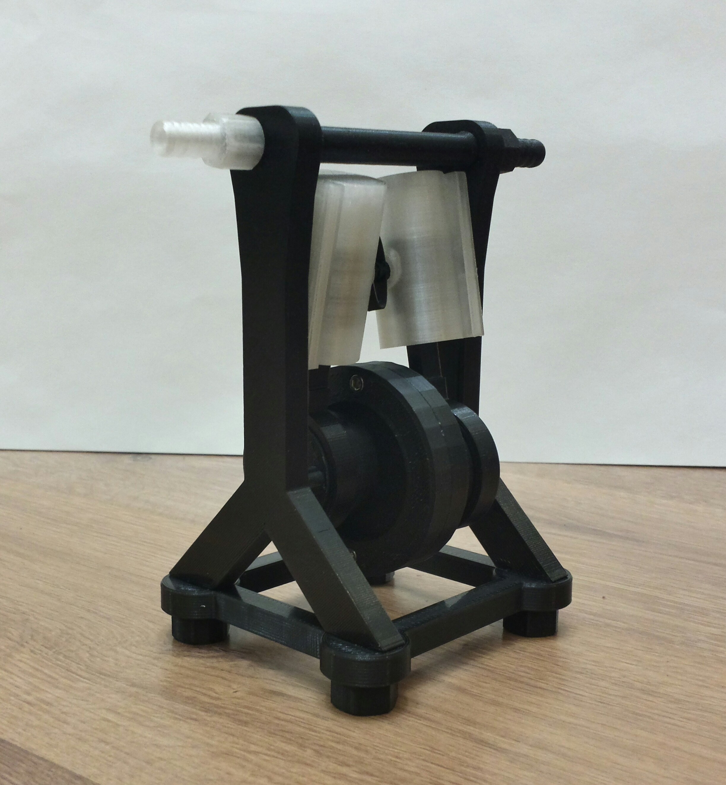 Oscillating twin-cylinder steam/air engine.