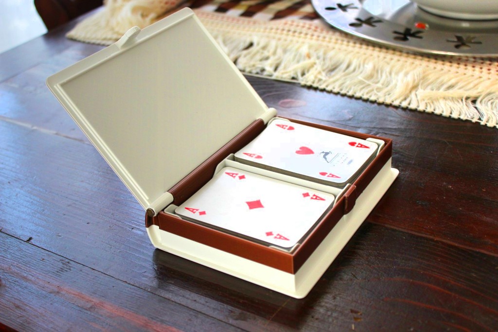 Scatola per carte da gioco. A box for cards, a box for everything, with Tremiti islands diomedee logo.