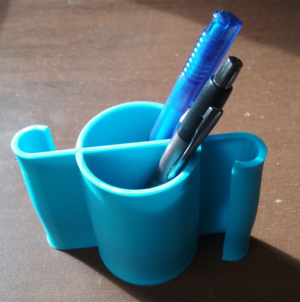 Pen holder shaped as a circulation integral sign