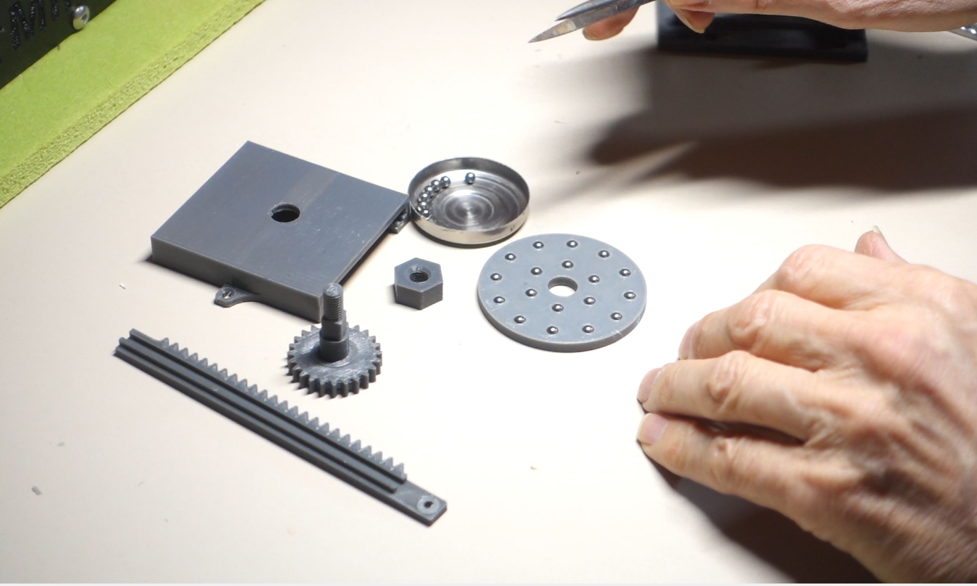 Ball bearing for syringe crane
