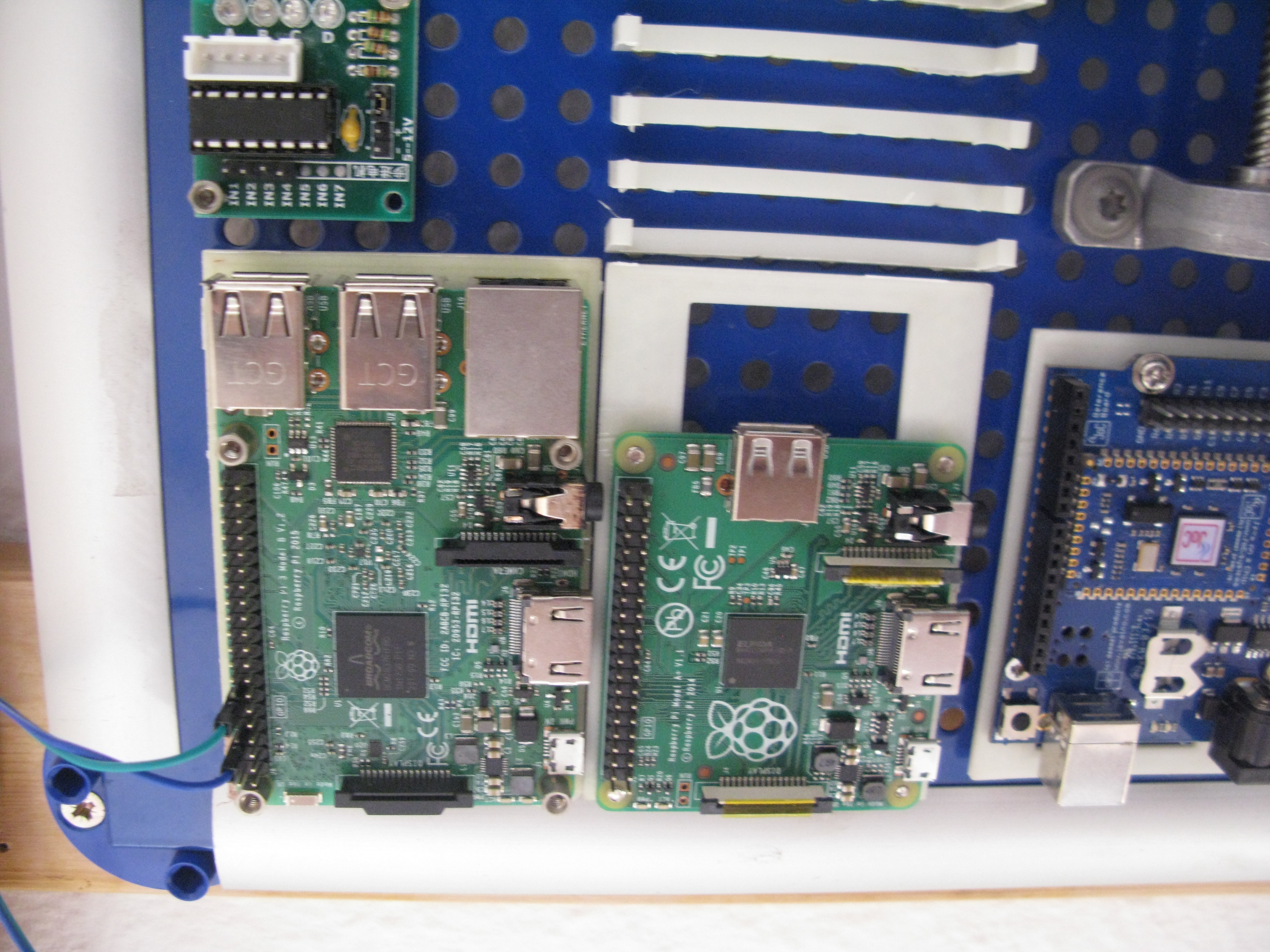 Raspi mount for *metric* pegboard | Raspberry-Halterung für metrisches Pegboard