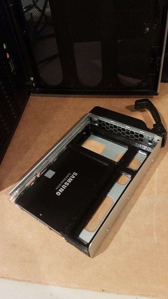 SSD 2.5" to 3.5" hot swap adapter