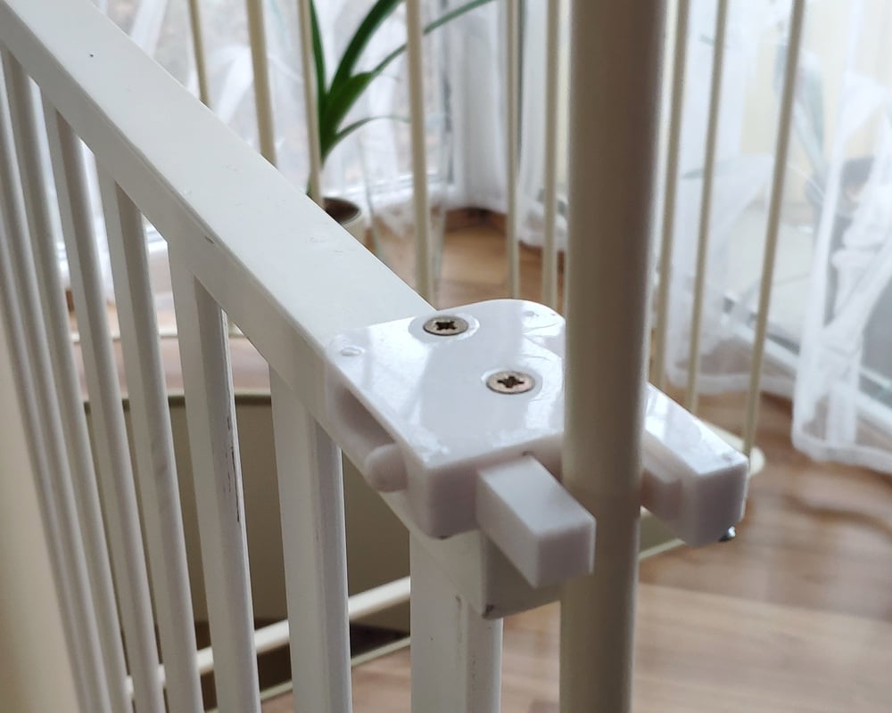 Self-closing gate lock
