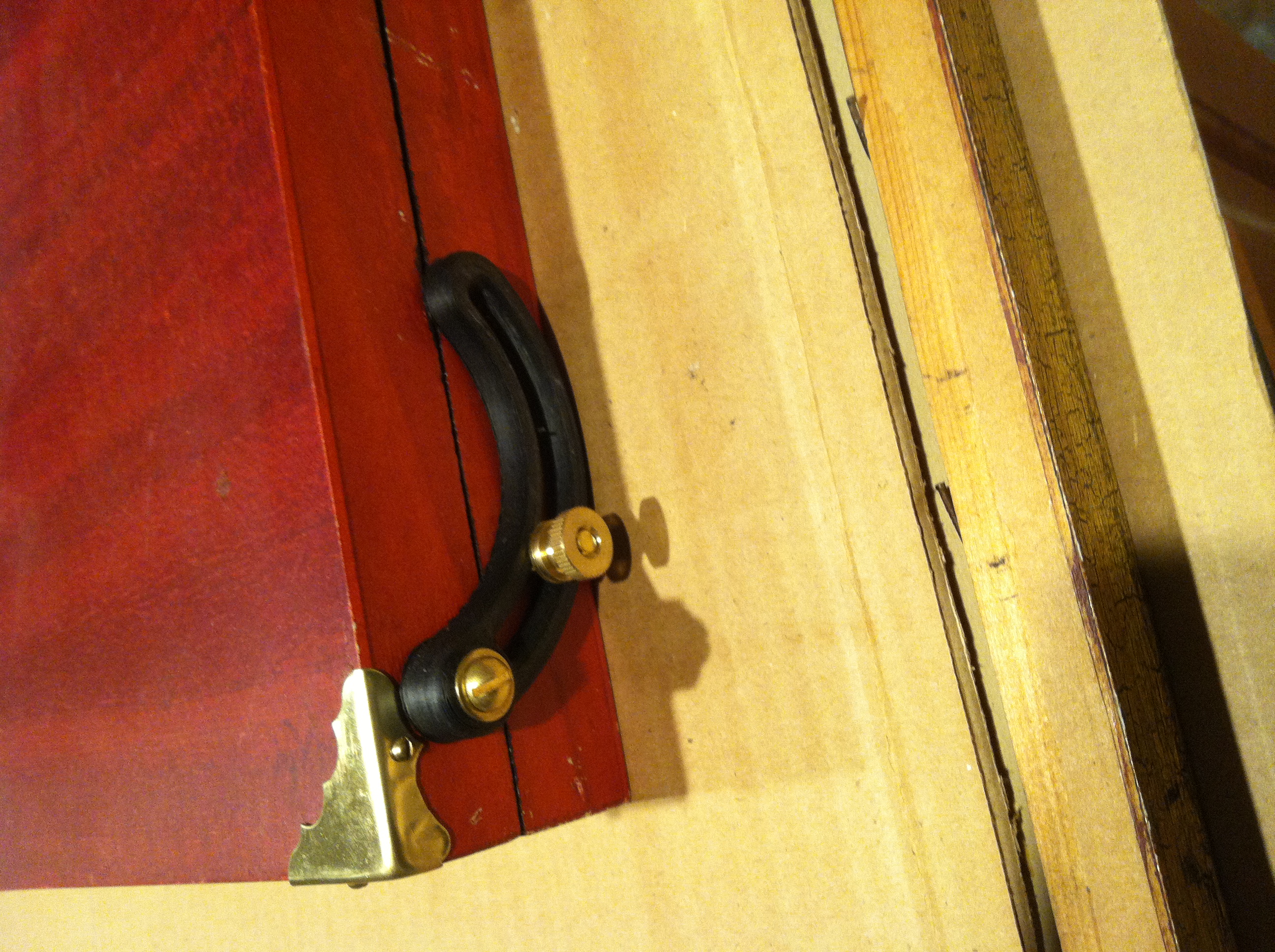 Hinge limiting thing