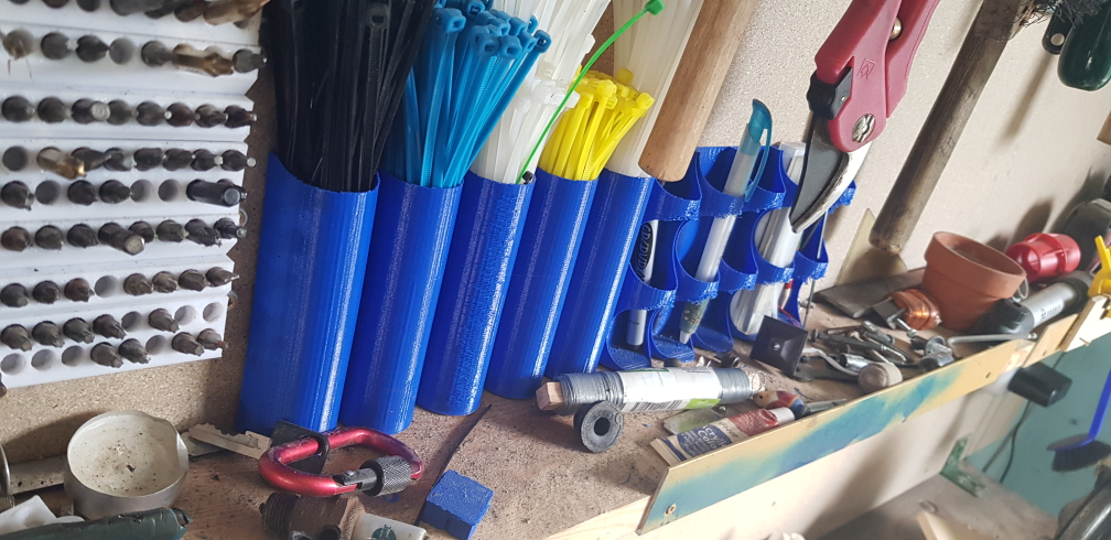 Stifte und Kabelbinder Halter