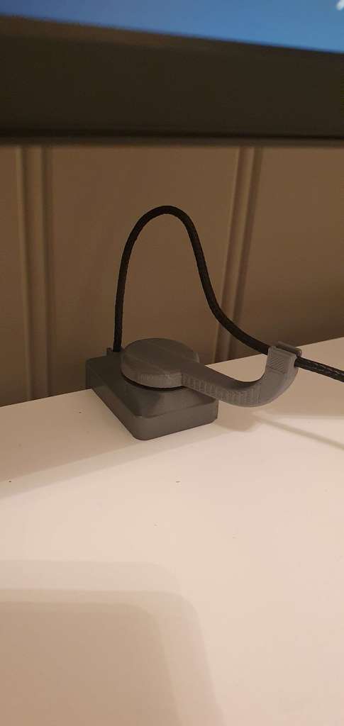Mouse cable holder