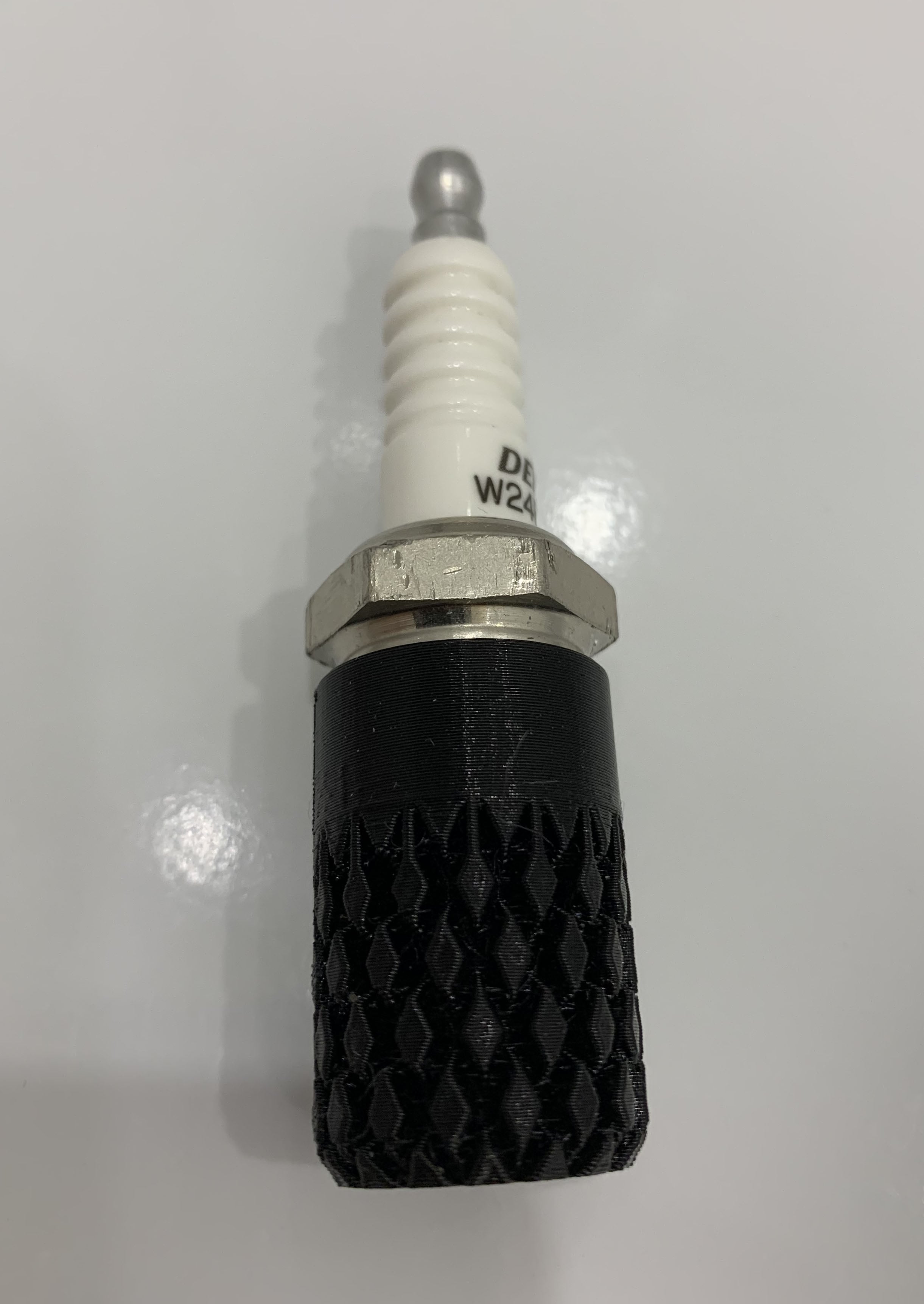 Spark plug cap