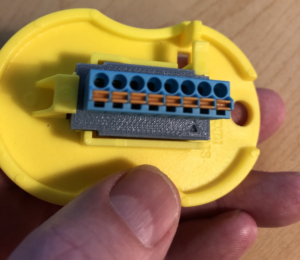 Holding aid for Clamp style DMX connectors