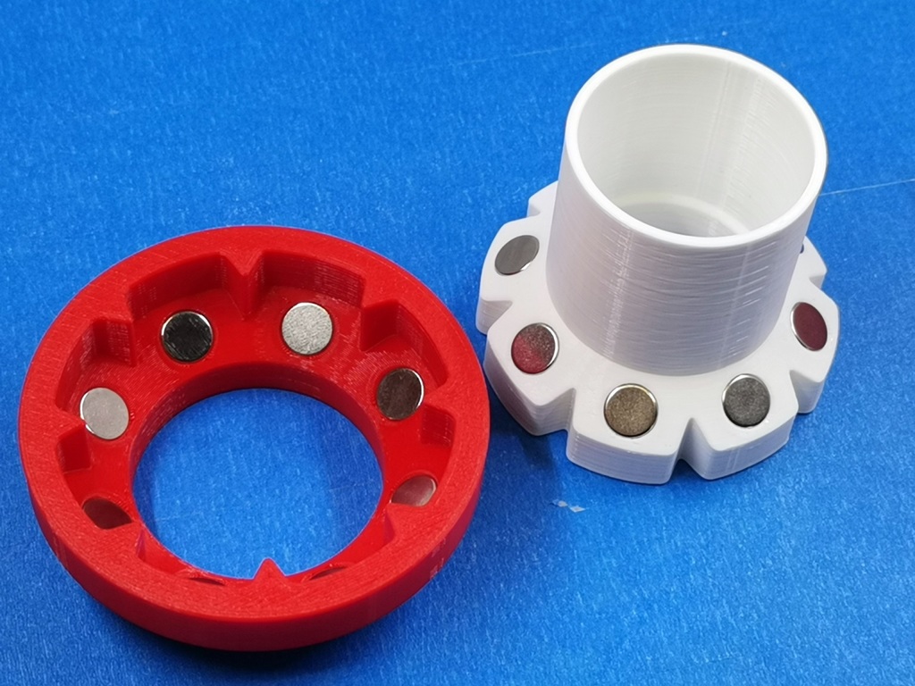 Spool holder with magnetic clamp
