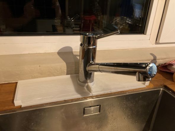 Sink tray around faucet