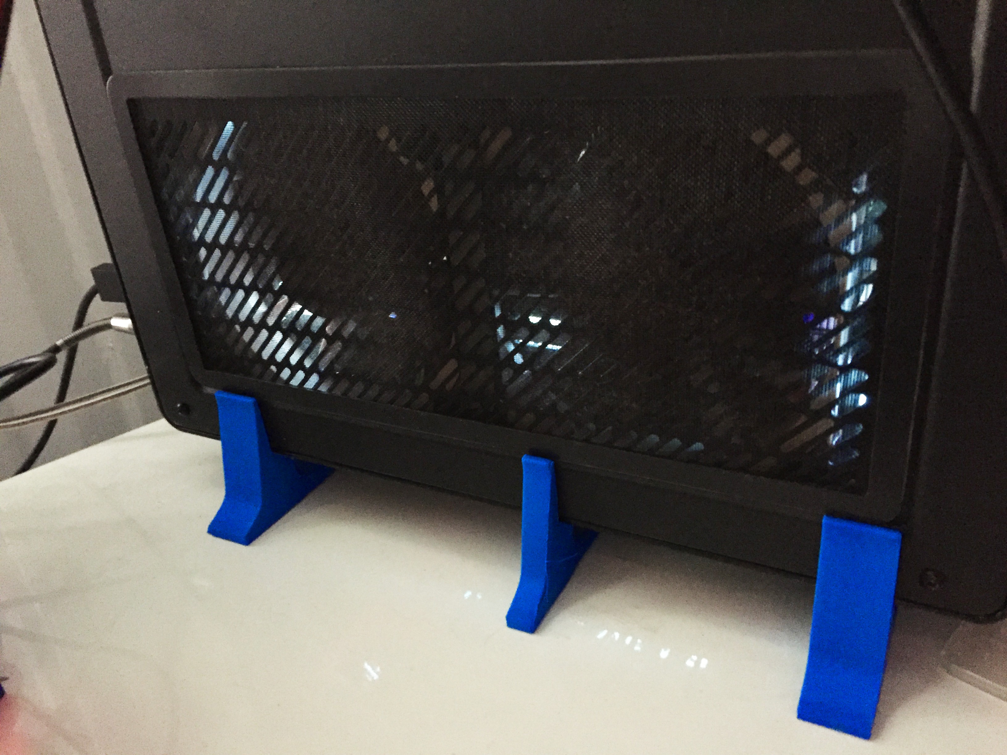 Node 202 minimalist stand
