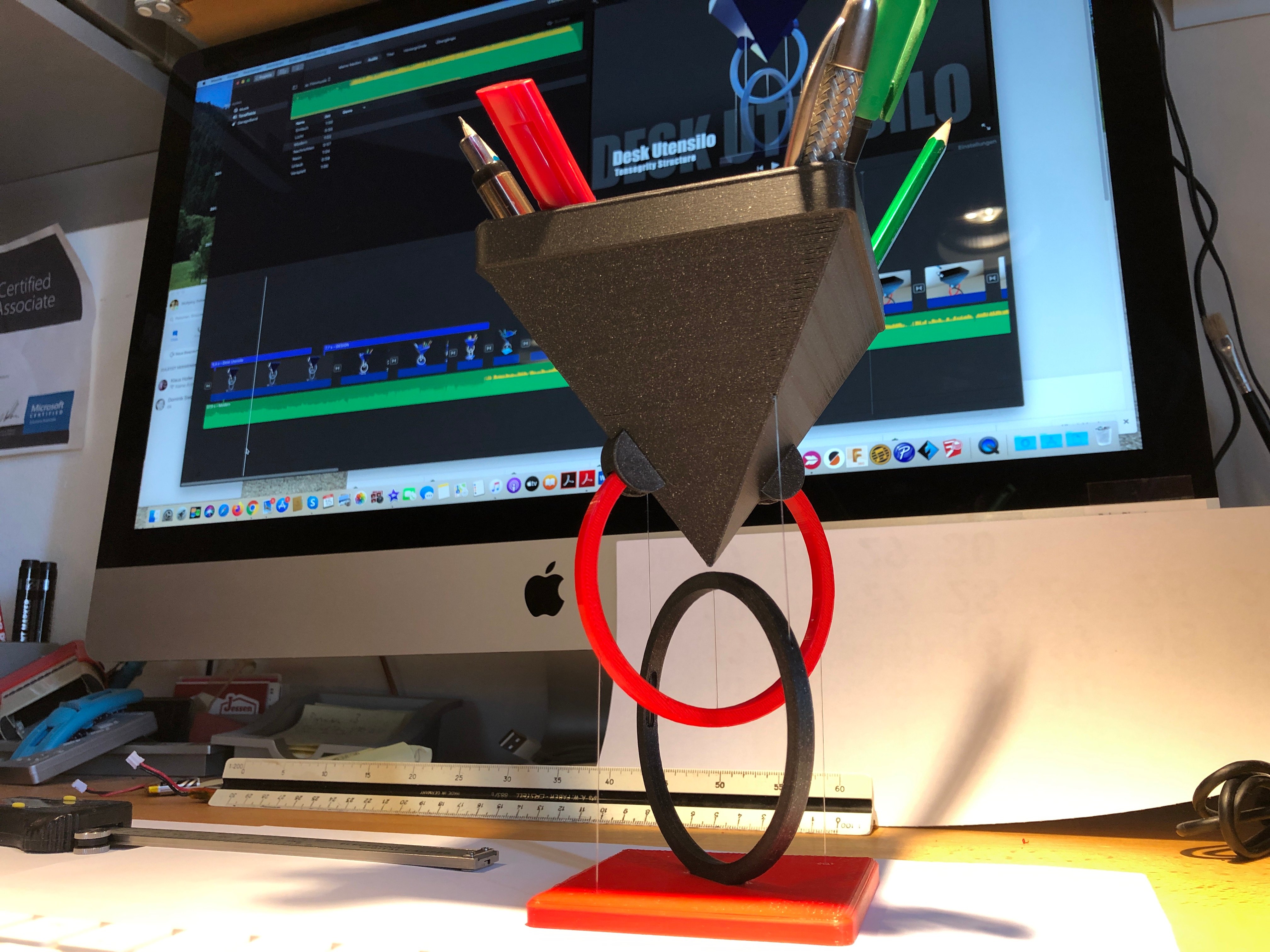 Floating Desk Utensilo