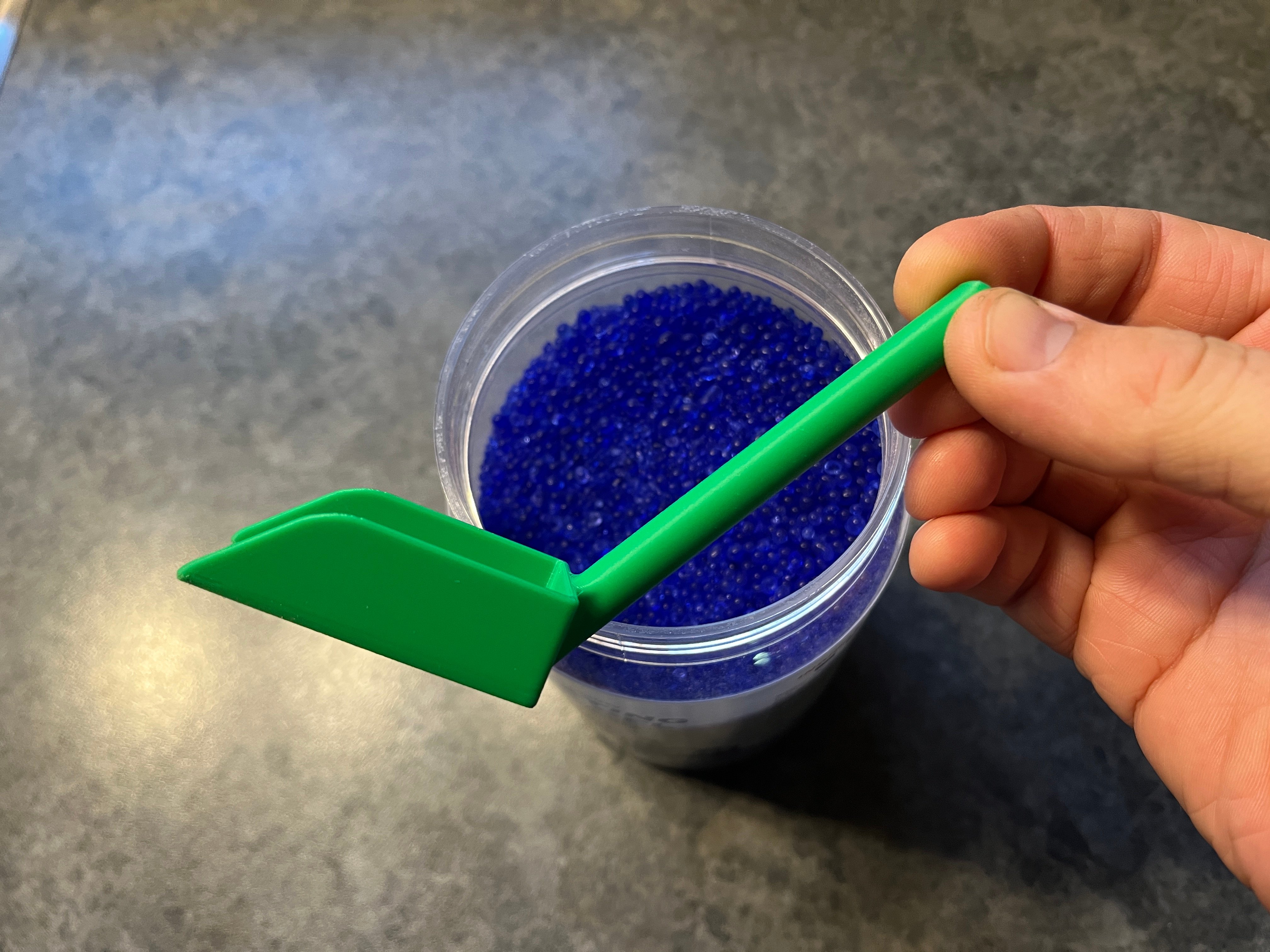 Mini desiccant scoop