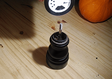 Funnel for filling a pepper pot