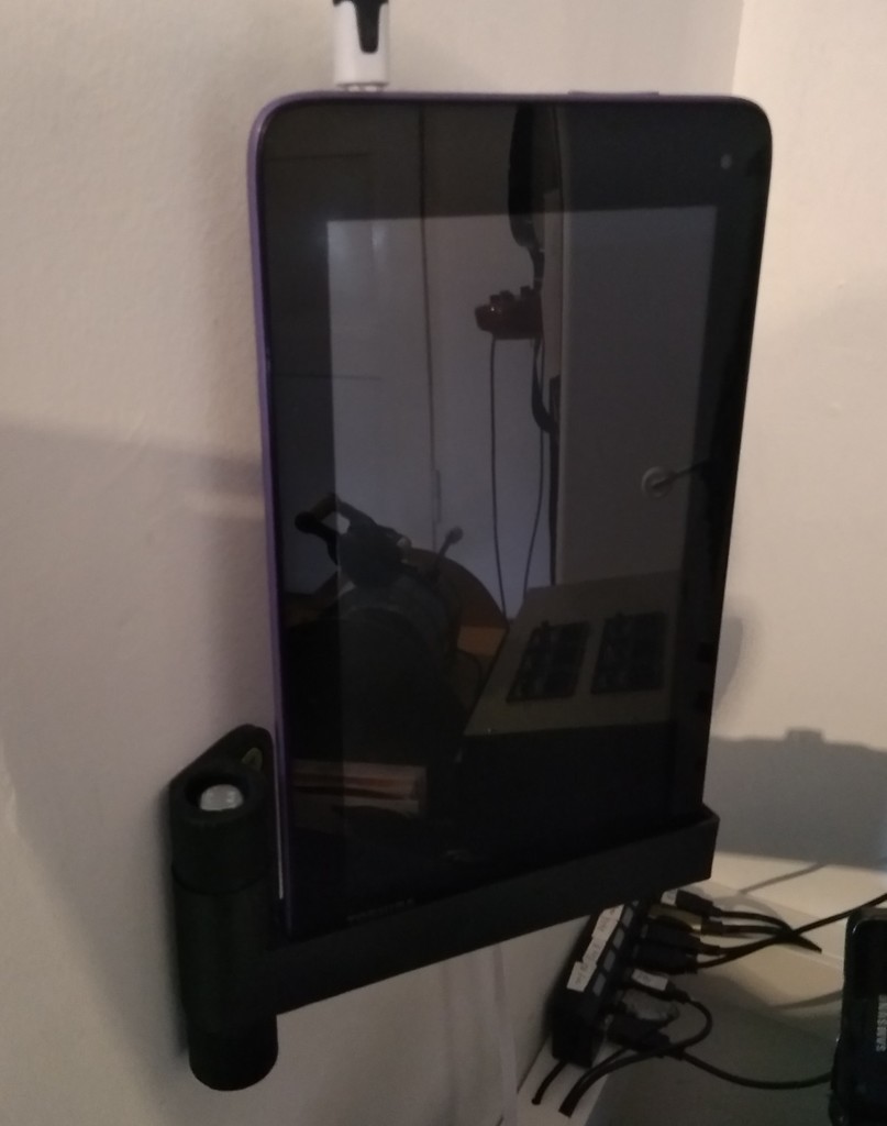 Remix: Tablet PC swiveling wall mount 