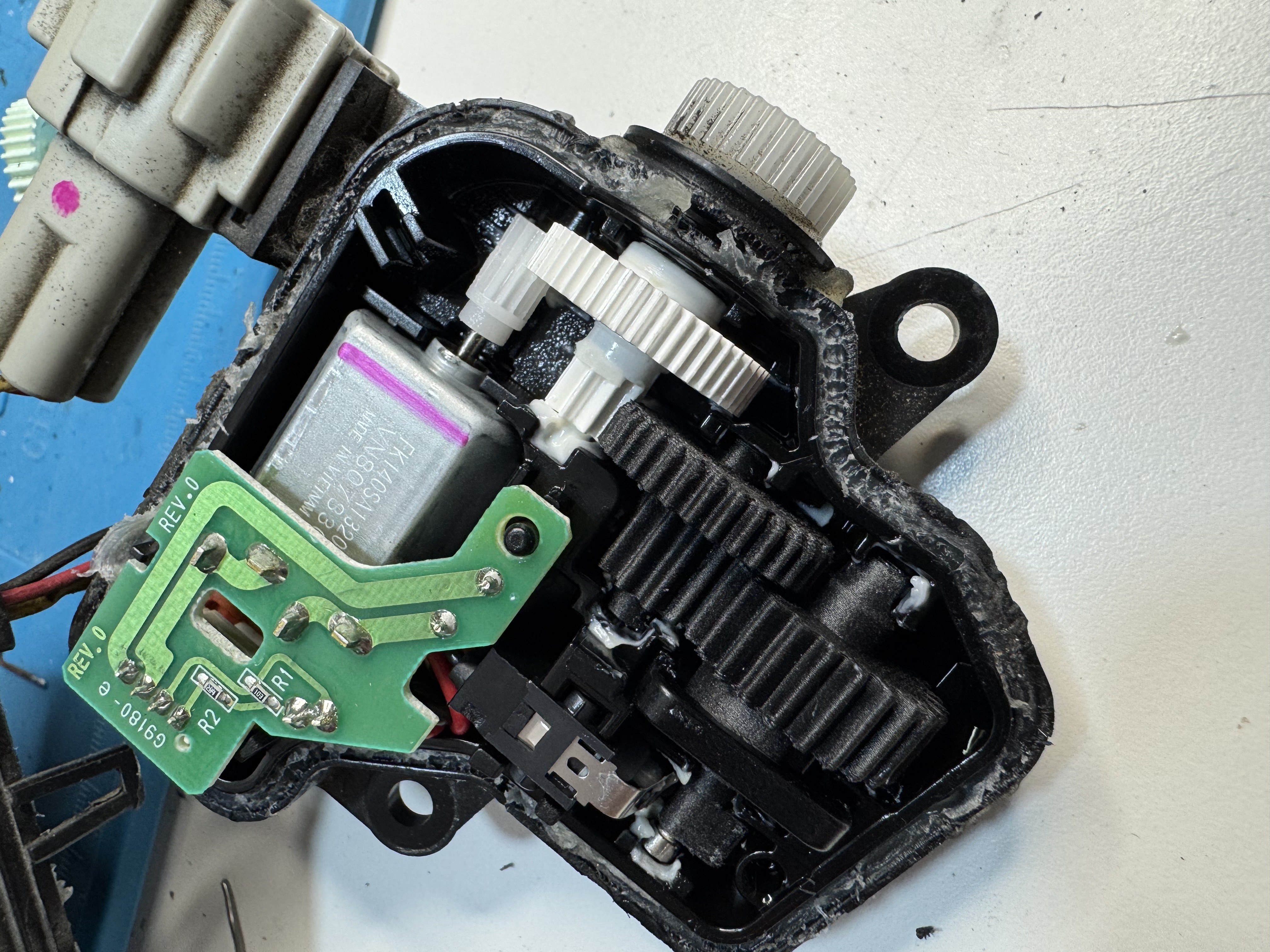 Nissan Leaf ZE1 charge port gears