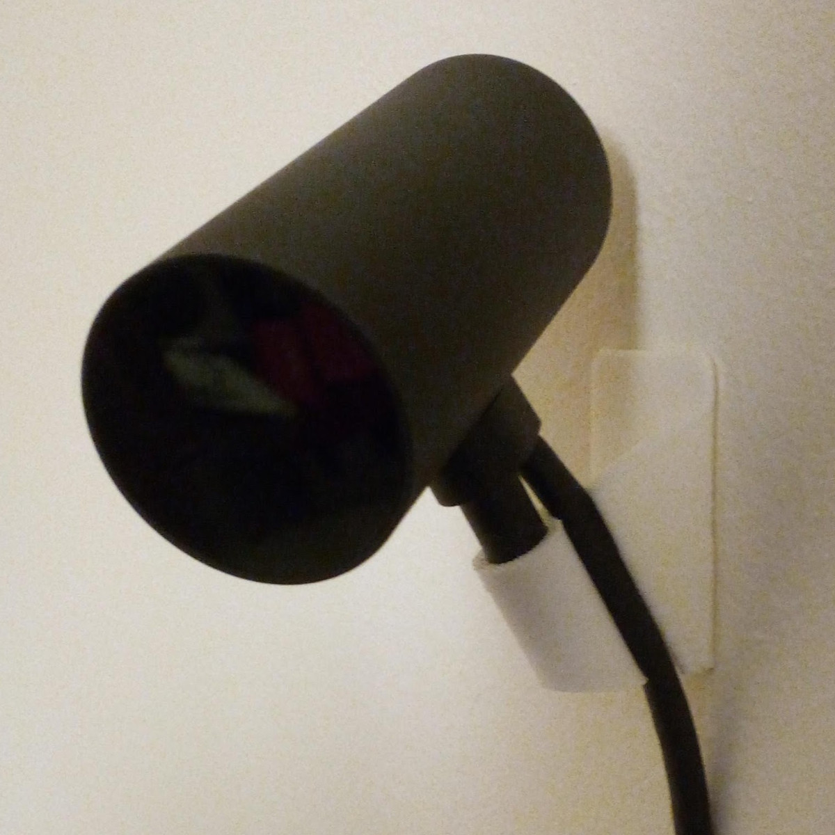 Oculus sensor wall holder