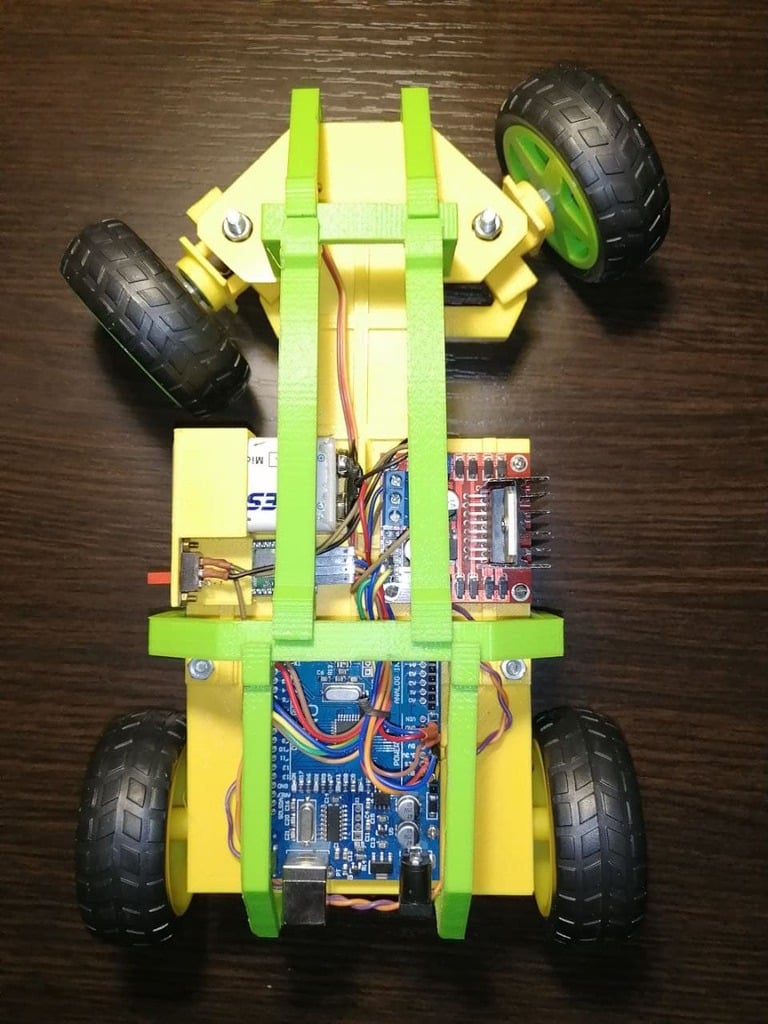 Car with bluetooth control, on Arduino and with a swivel wheel