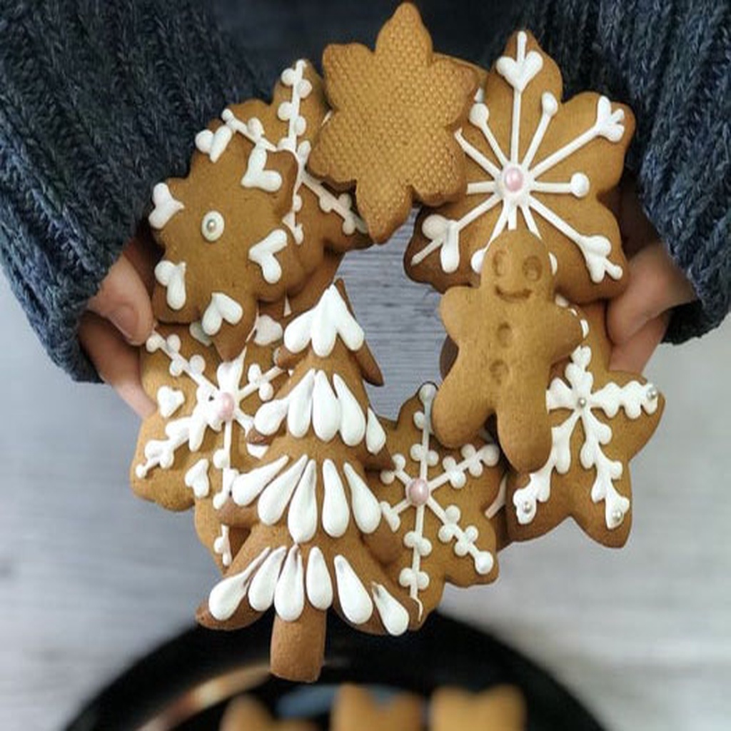 Cookie cutters for Christmas wreath