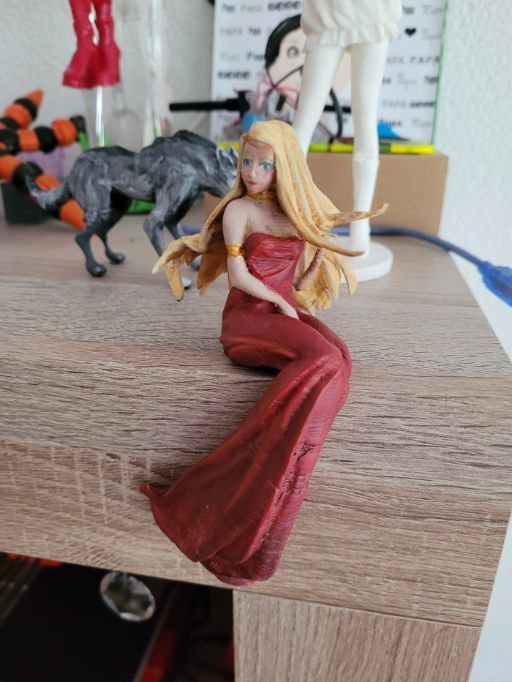 Sculpt of a lady with long hair, sitting with long dress