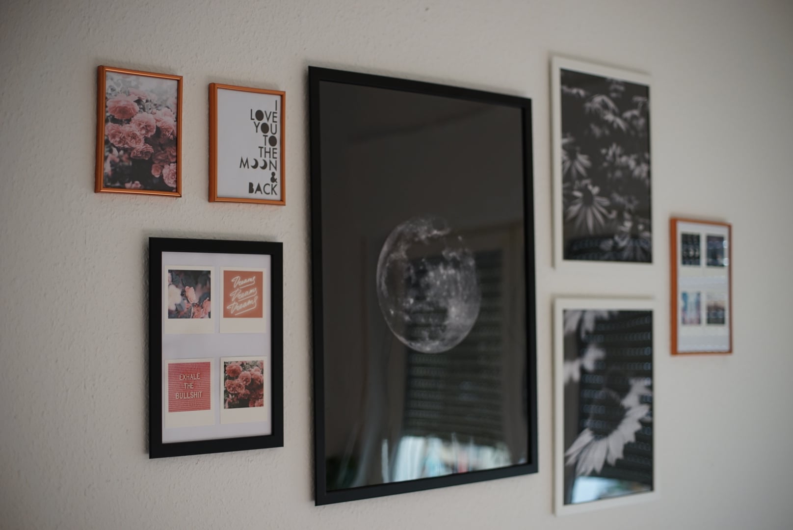 Hidden beamer wallmount
