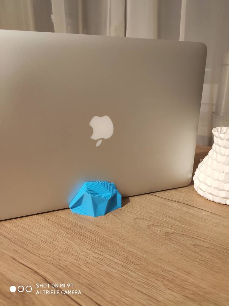 Macbook Pro 2015 15" low-poly vertical stand