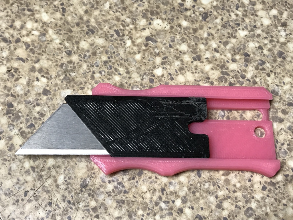 Adjusted insert for retractable utility knife