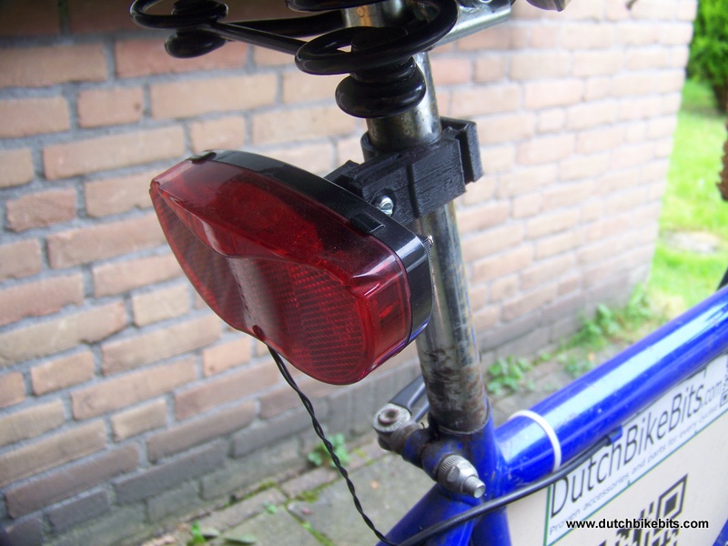 Seatpost mounting bracket for rack mount bicycle lights