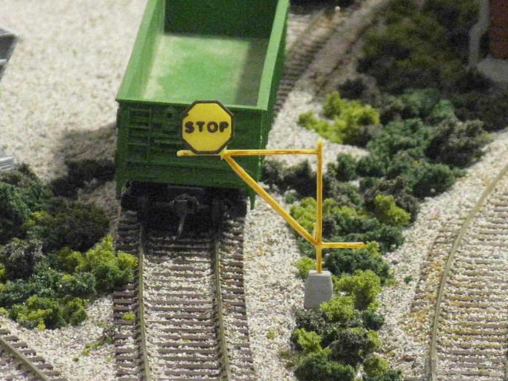 HO Scale Stop Gate-Pivoting