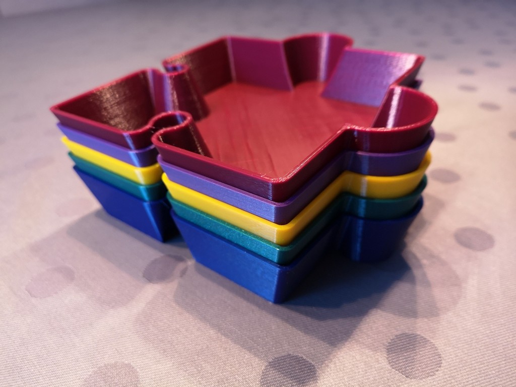 Stackable parametric bowl for puzzle pieces