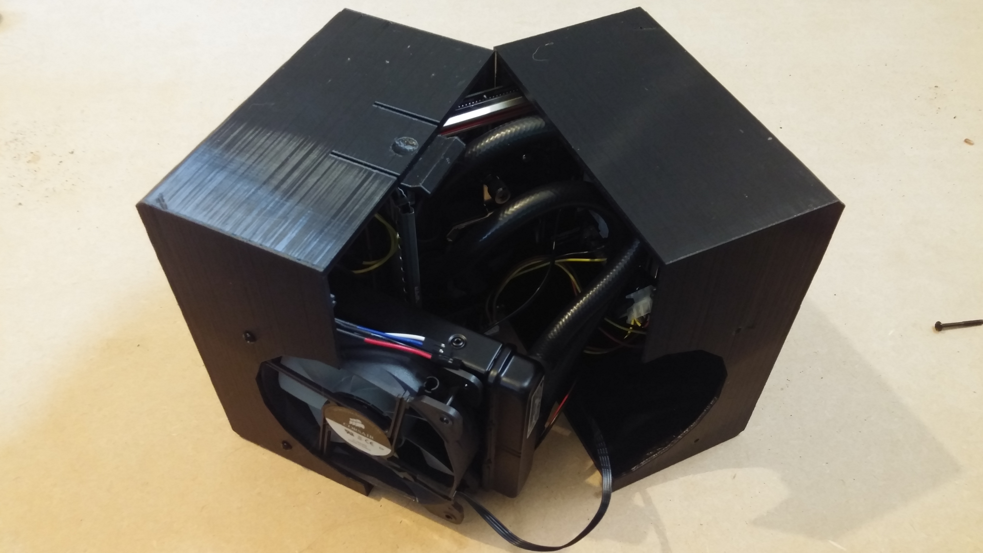 Screwless & silent mini ITX computer case Remix