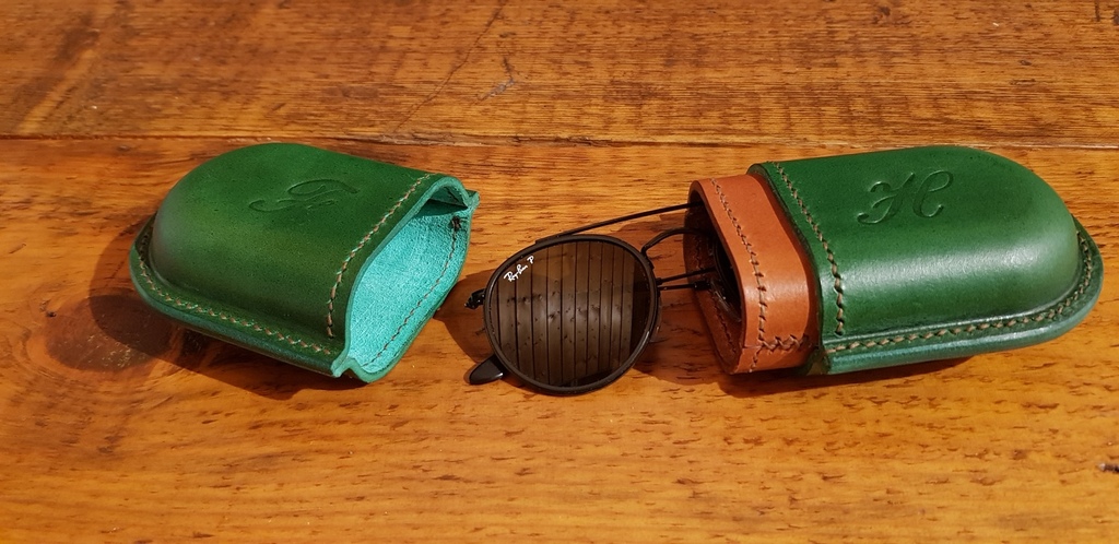 Mould and guides for wet forming a glasses case from Leather