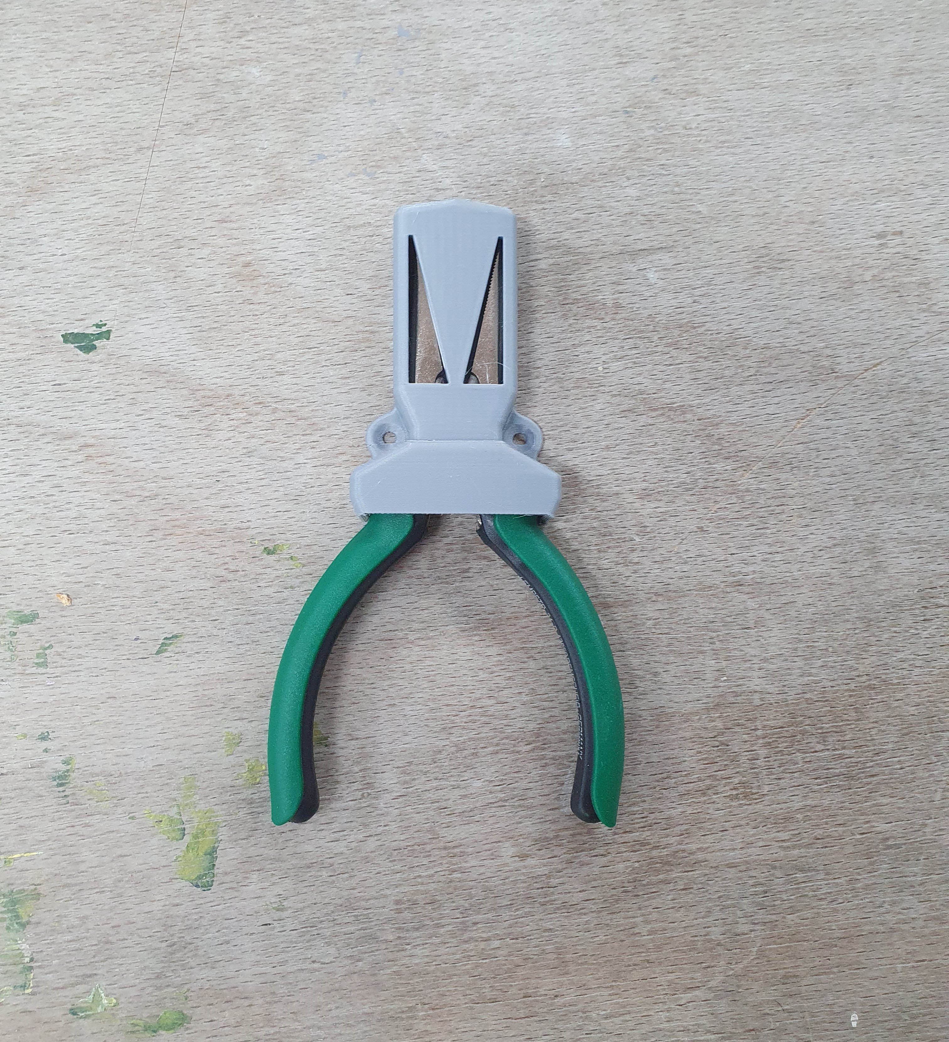 Tool wall mount - needle-nose pliers