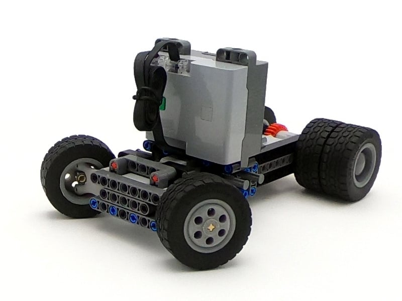 Technic compatible truck rim and steering elements with perfect pivot