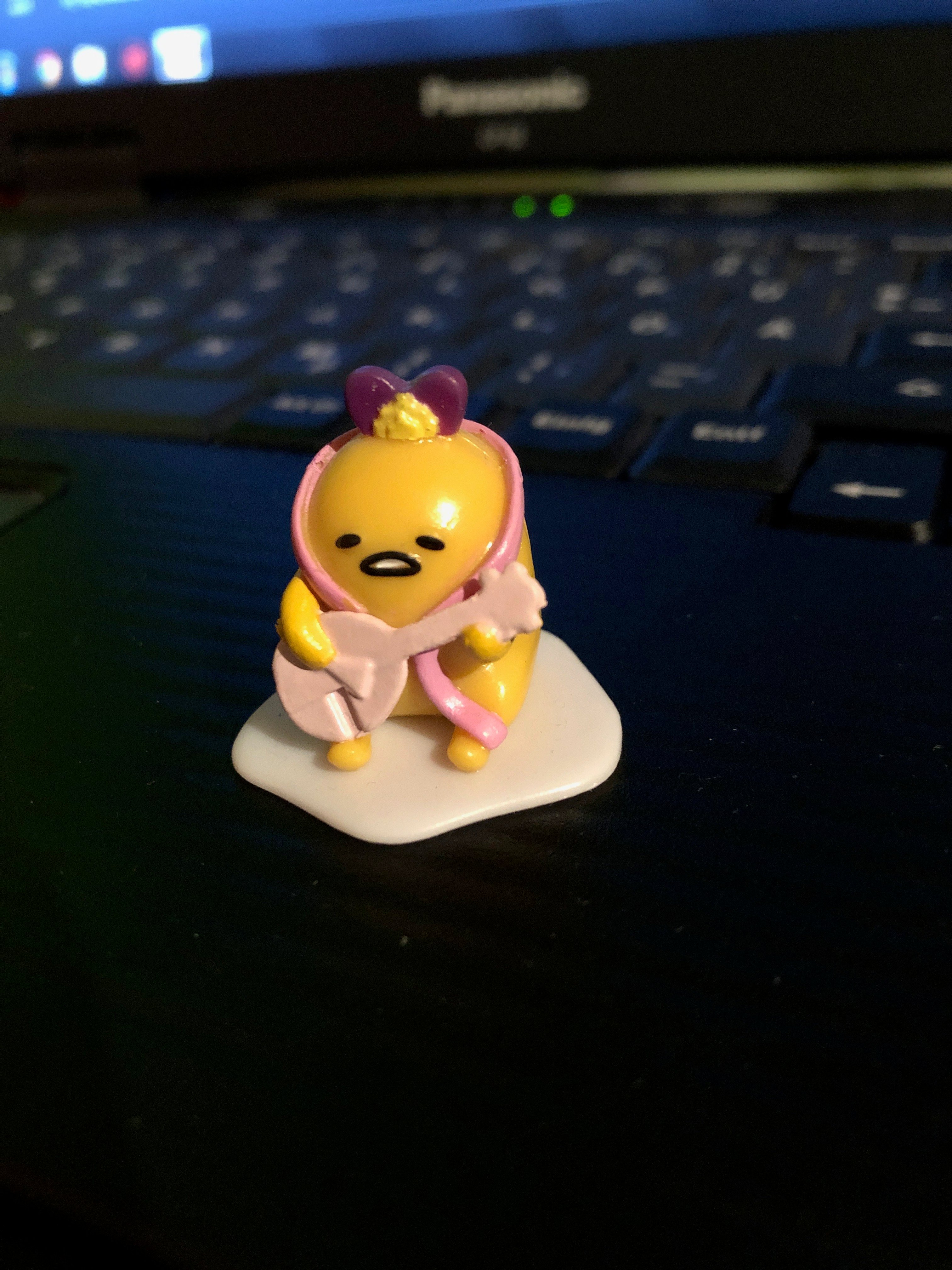 Gudetama playing the mandolin