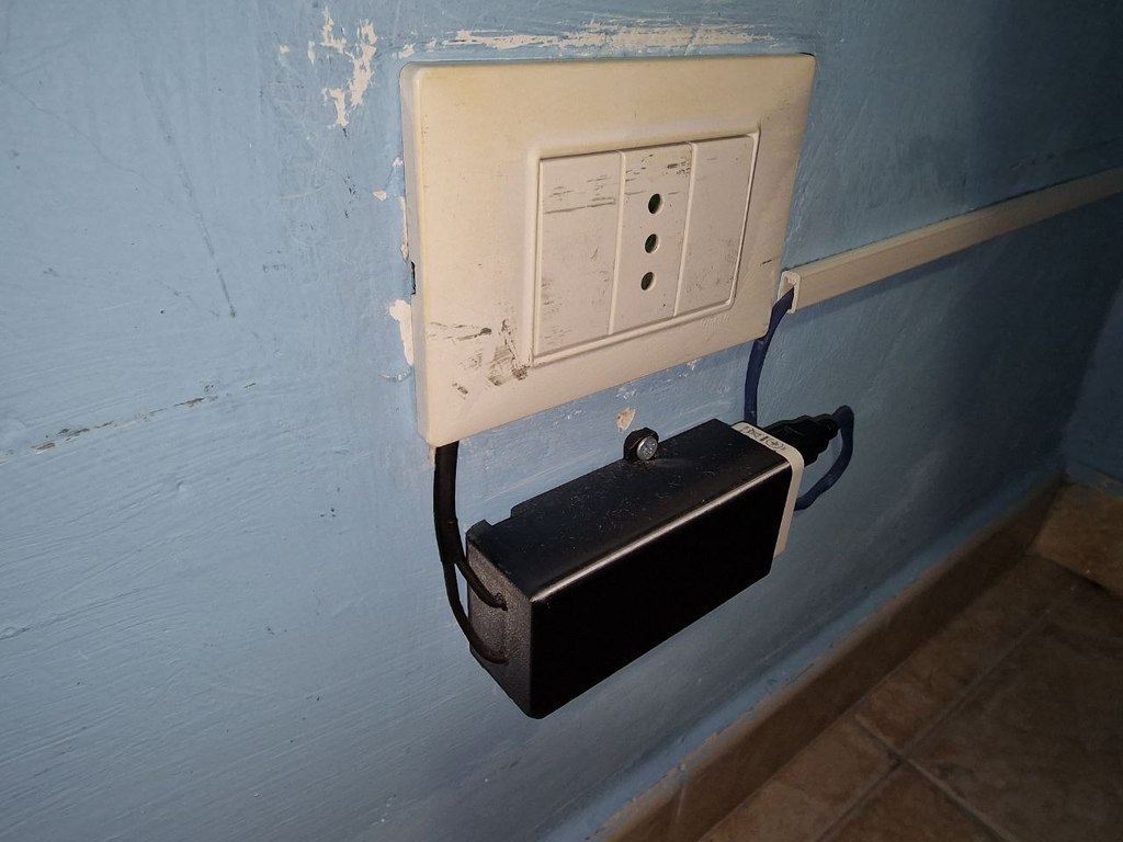 Motorola 5V 2A USB smartphone charger wall box