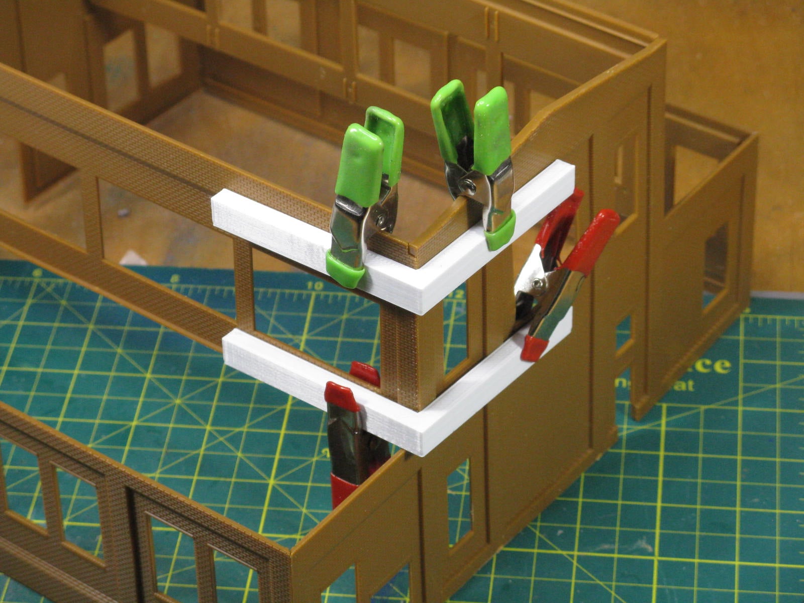 HO Scale Angles for Gluing Corners