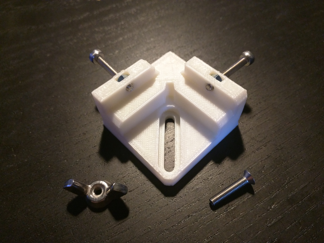 Adjustable glass bed corner bracket